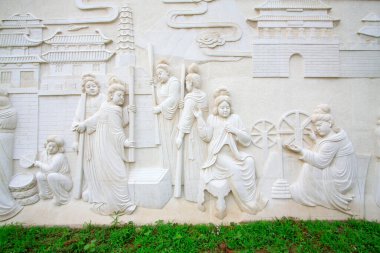 Parkta taş oymacılığı işe yarıyor.