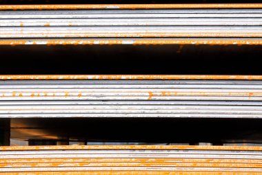 Çelik plaka bir eşya deposunda, fotoğrafa yakın çekim.