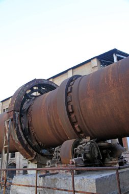 Boş çimento fabrikası fırın makineleri, fotoğrafa yakın çekim.