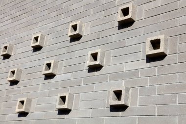 Duvarda gri kare süsleme 