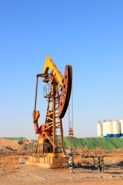 Pompalama ünitesi ve bituminous beton karıştırma istasyonu mavi gökyüzünün altında yağlı fiilde