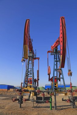 Vahşi doğada mavi gökyüzünün altında pompalama ünitesi