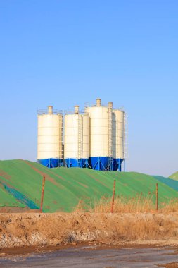 Mavi gökyüzünün altındaki bituminous beton karıştırma istasyonu altyapısı