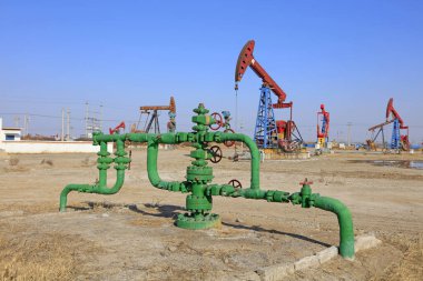 Petrol boru hattı ve pompalama ünitesi, fotoğrafa yakın çekim