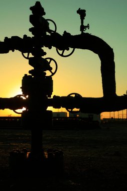 Gün batımında petrol boru hattı ve ekipman, yakın çekim