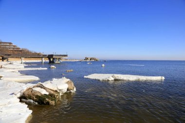 Kışın deniz buzu manzarası, fotoğrafa yakın.