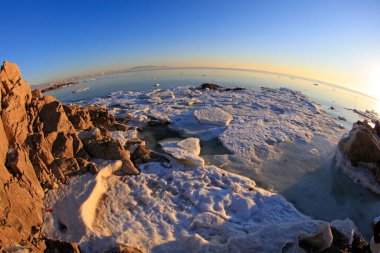 Kışın deniz buzu manzarası, fotoğrafa yakın.