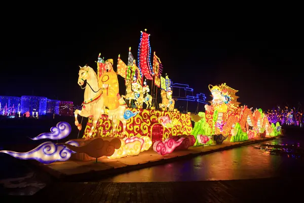 Geleneksel Çin Lanter 'ını Çin imparatoru kurdu.