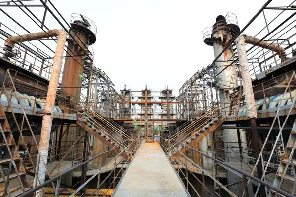 Fabrikalarda kullanılmayan ve terk edilmiş metal borular.