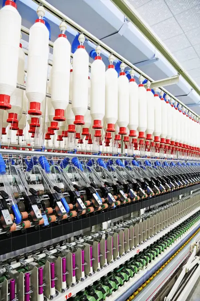 LUANNAN COUNTY - 20 Aralık 2013 'te, Luannan Eyaleti, Hebei Eyaleti, Çin' deki ZeAo Spin LTD 'de bir üretim atölyesindeki makine ve ekipman.