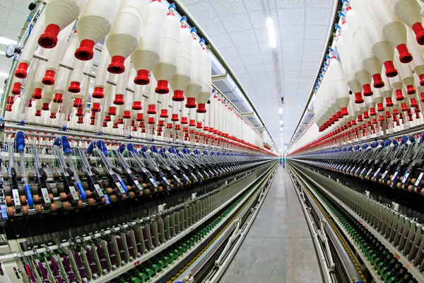 LUANNAN COUNTY - 20 Aralık 2013 'te, Luannan Eyaleti, Hebei Eyaleti, Çin' de, ZeAo Spin LTD 'de, bir üretim atölyesinde dönen makineler ve ovalar.