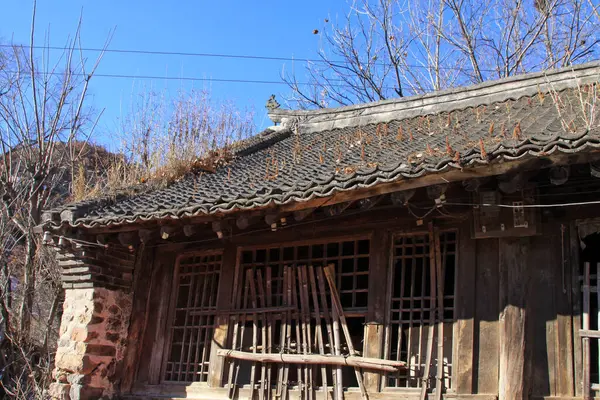 Kuzey Çin 'deki küçük bir dağ köyündeki evlerin enkazı.