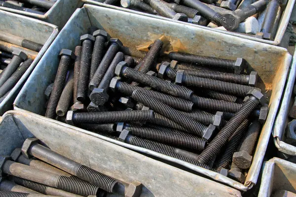 cıvata birlikte bir dükkanda yığılmış