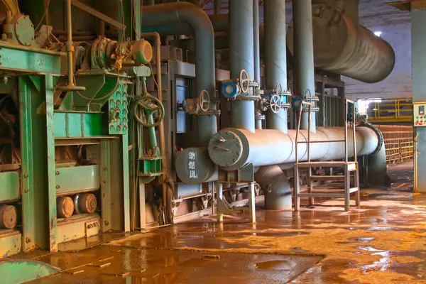 Çelik fabrikasında makineler ve ekipmanlar yaklaştı.