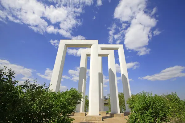Luannan İlçesi - 19 Mayıs 2015 'te bir parkta büyük heykeller, Luannan İlçesi, Hebei Eyaleti, Çin
