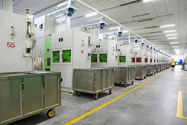 Dönen makine parçaları ve fabrikadaki işçiler, yakın çekim