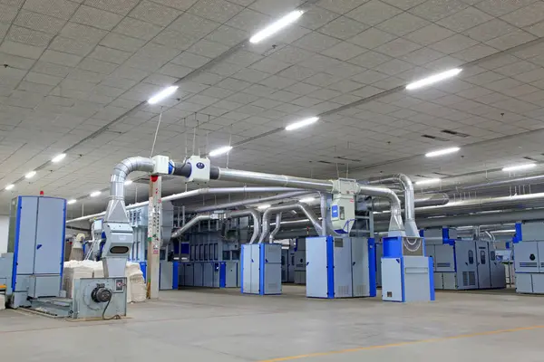 Dönen makine parçaları ve fabrikada paslanmaz çelik boru, yakın çekim