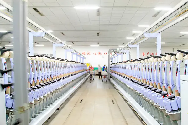 Luannan - 31 Mayıs 2015 'te üretim atölyesinde dönen işçiler, Luannan County, Hebei, Çin