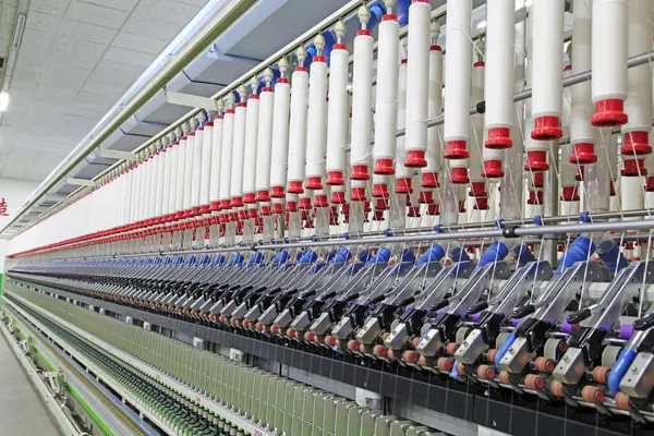 Fabrikada dönen makine parçaları ve pamuk ipliği, yakın çekim