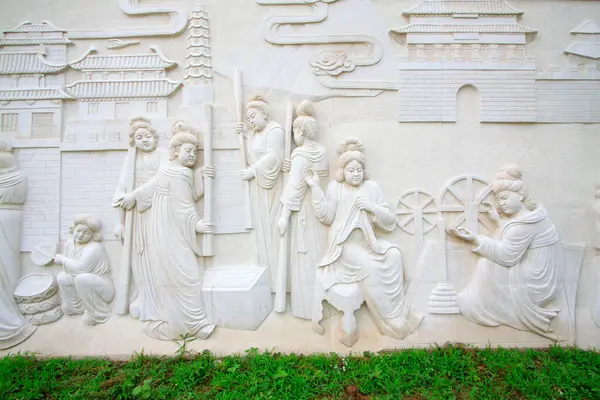 Parkta taş oymacılığı işe yarıyor.