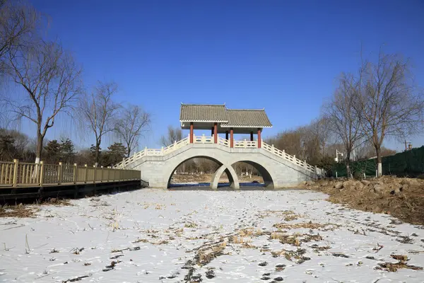 Parkta çift kemerli taş köprü, Çin