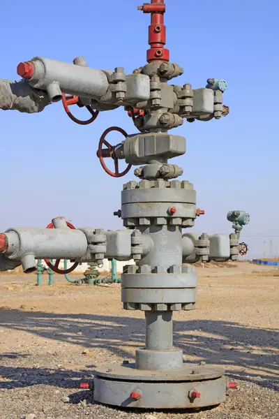 Doğadaki petrol boru hattı, fotoğrafın yakın çekimi.