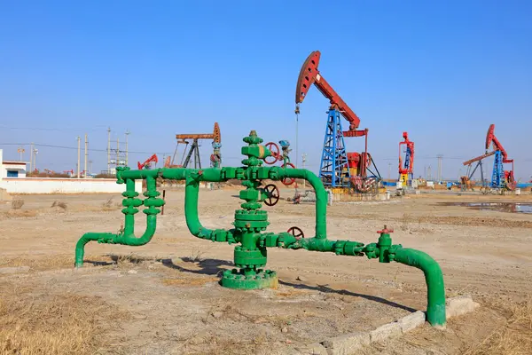 Petrol boru hattı ve pompalama ünitesi, fotoğrafa yakın çekim