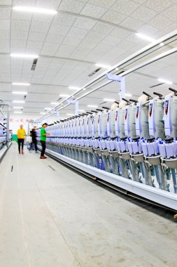 LUANNAN COUNTY - 20 Aralık 2013 'te, Luannan Eyaleti, Hebei Eyaleti, Çin' deki ZeAo Spin LTD 'de bir üretim atölyesinde dönen makine ve ekipman.