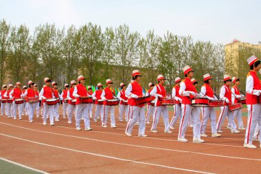 LUANNAN COUNTY - 10 NİSAN: 10 Nisan 2014 'te okul spor toplantısında parkta yürüyen gruplar, Luannan County, Hebei Eyaleti, Çin.