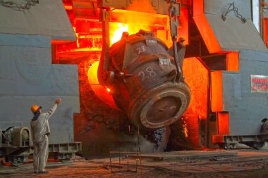 Çelik fabrikaları dönüştürücüsü doldurucu materyaller, fotoğrafa yakın çekim 