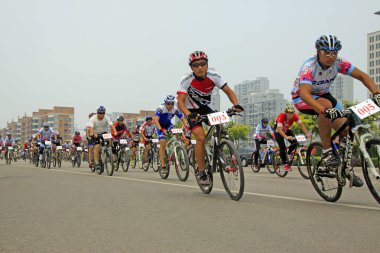 Luannan - 2 Ağustos 2014 'te Hebei Eyaleti, Çin' de bir yolda bisiklet yarışması erkekler yarışması sahnesi