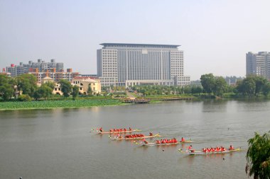 LUANNAN COUNTY - 9 Ağustos: Ejder teknesi yarışı sahnesi 9 Ağustos 2014, Luannan County, Hebei Eyaleti, Çin