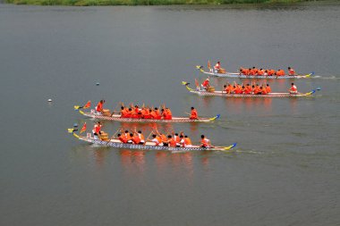 LUANNAN COUNTY - 9 Ağustos: Ejder teknesi yarışı sahnesi 9 Ağustos 2014, Luannan County, Hebei Eyaleti, Çin