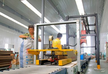 LUANNAN COUNTY - 23 AĞUSTOS: 23 Ağustos 2014, Luannan County, Hebei Eyaleti, Çin 'de ambalaj üretim hattında çalışan kadın işçiler