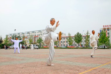 LUANNAN COUNTY - 20 Eylül 2014 'te bir meydanda yaşlı adam boks gösterisi, Luannan County, Hebei Eyaleti, Çin