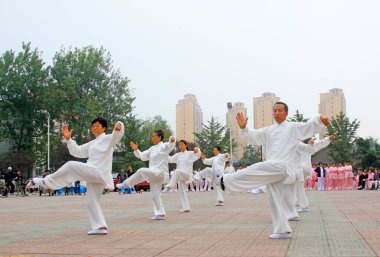 LUANNAN COUNTY - 20 Eylül 2014 'te bir meydanda yaşlı adam boks gösterisi, Luannan County, Hebei Eyaleti, Çin