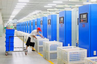 Luannan - 31 Mayıs 2015 'te üretim atölyesinde dönen işçiler, Luannan County, Hebei, Çin
