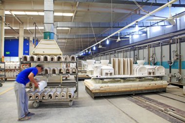 Luannan - 31 Mayıs 2015 'te, Çin' in Hebei eyaletindeki Luannan ilçesinde, sinter atölyesi üretim hattında işçiler