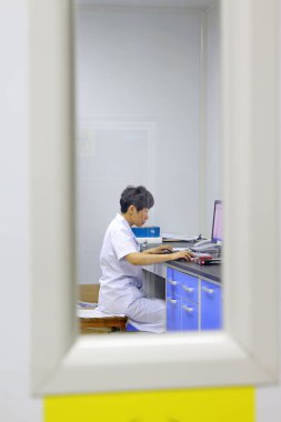 Luannan County - 18 Haziran 2015: Odada meşgul bir doktor, Luannan County, Hebei Eyaleti, Chin