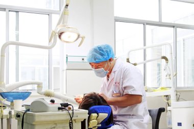Luannan - 29 Haziran 2015: 29 Haziran 2015 tarihinde, Luannan County, Hebei Eyaleti, Çin 'de oral hastalık teşhisi ve tedavisi yapan doktor
