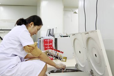 Luannan - 29 Haziran 2015: Laboratuvar teknisyenleri 29 Haziran 2015 'te Çin' in Hebei eyaletindeki Luannan ilçesinde hastanede santrifüjden kan örnekleri aldılar.