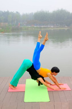 Luannan County - 25 Temmuz 2015 'te parkta yoga egzersizi yapan iki kadın, Luannan County, Hebei, Chin