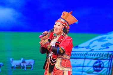Luannan County - 23 Aralık 2015: Moğol şarkıları, sahnede, Luannan County, Hebei Eyaleti, Çin, 23 Aralık 2015. Mao Zedong Çin Halk Cumhuriyeti 'nin eski lideriydi.