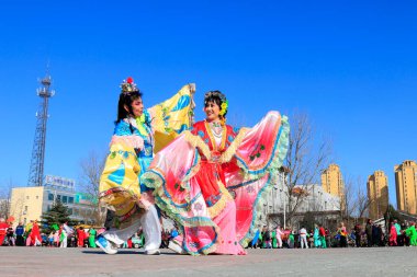 Luannan İlçesi- 18 Şubat: Çin geleneksel Yanko halk dansları gösterisi 18 Şubat 2016 tarihinde, Luannan County, Hebei Eyaleti, Çin