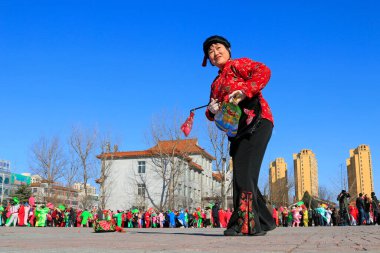 Luannan İlçesi- 18 Şubat: Çin geleneksel Yanko halk dansları gösterisi 18 Şubat 2016 tarihinde, Luannan County, Hebei Eyaleti, Çin