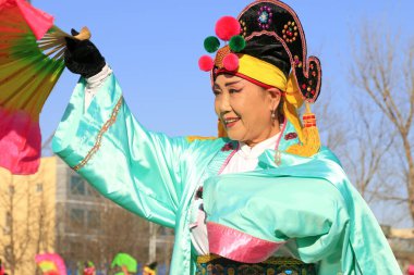 Luannan İlçesi- 18 Şubat: Çin geleneksel Yanko halk dansları gösterisi 18 Şubat 2016 tarihinde, Luannan County, Hebei Eyaleti, Çin