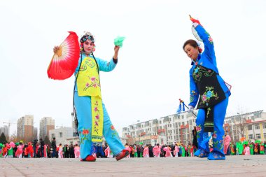 Luannan İlçesi - 19 Şubat: Çin geleneksel Yanko halk dansları gösterisi 19 Şubat 2016 tarihinde, Luannan County, Hebei Eyaleti, Çin