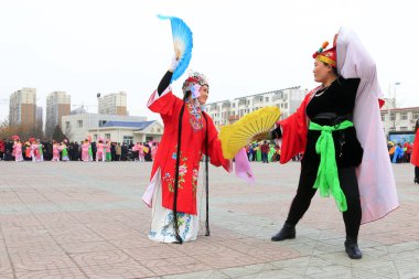Luannan İlçesi - 19 Şubat: Çin geleneksel Yanko halk dansları gösterisi 19 Şubat 2016 tarihinde, Luannan County, Hebei Eyaleti, Çin