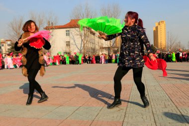 Luannan İlçesi - 19 Şubat: Çin geleneksel Yanko halk dansları gösterisi 19 Şubat 2016 tarihinde, Luannan County, Hebei Eyaleti, Çin