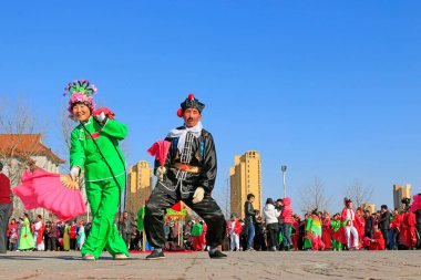 Luannan İlçesi - 20 Şubat: Çin geleneksel Yanko halk dansları gösterisi 20 Şubat 2016 tarihinde, Luannan County, Hebei Eyaleti, Çin 
